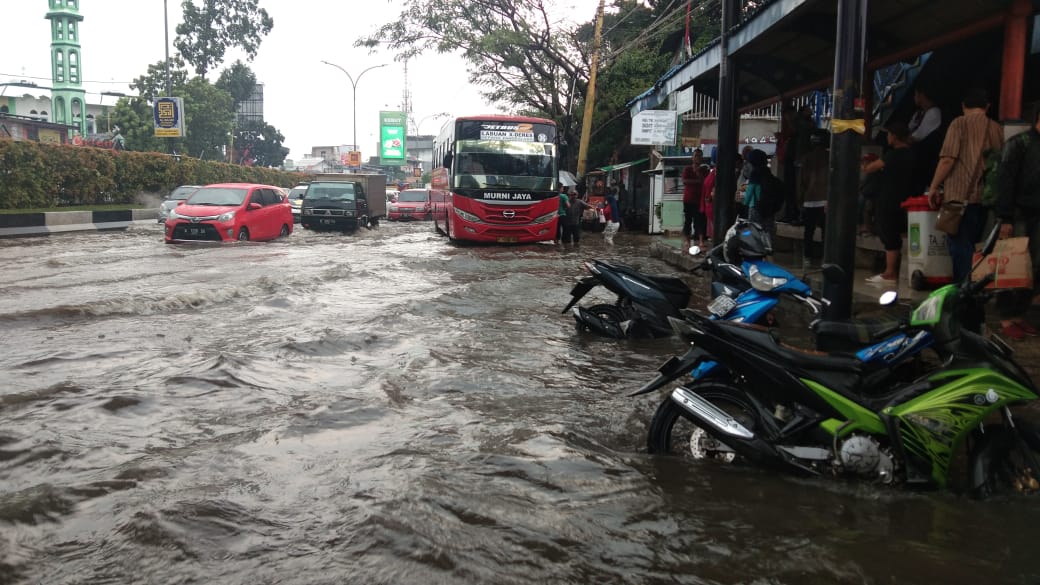 Diguyur Hujan Deras, Jalan MH Thamrin Kota Tangerang Terendam Banjir