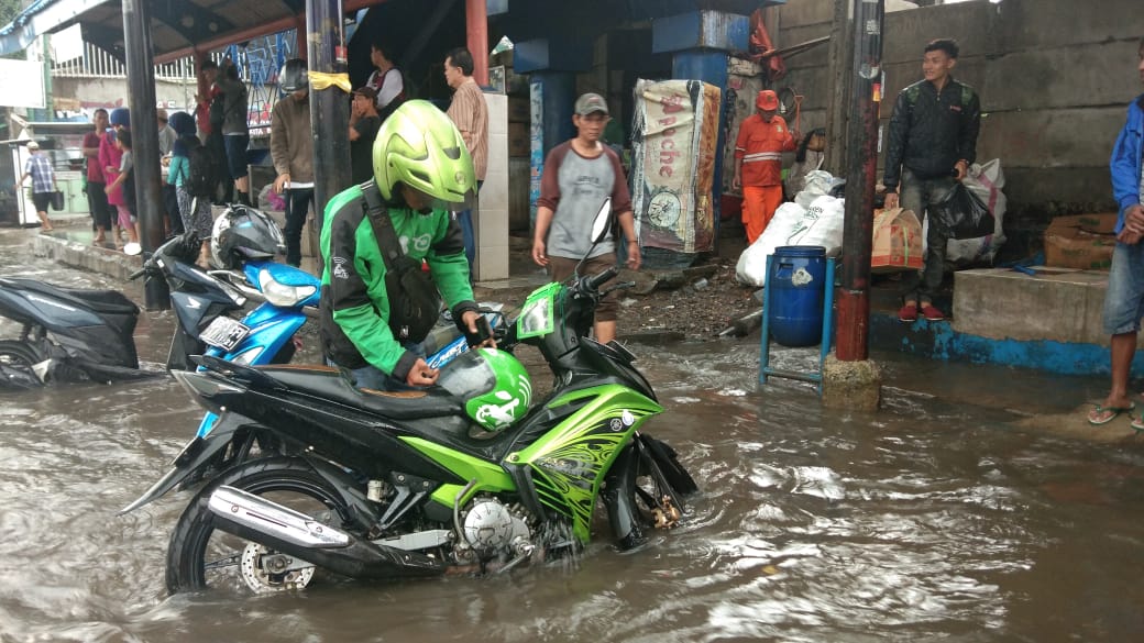 Diguyur Hujan Deras, Jalan MH Thamrin Kota Tangerang Terendam Banjir