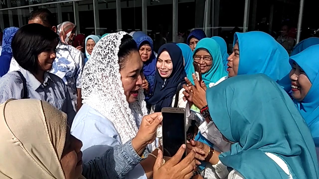 Hadiri Rabu Biru di Mal Kota Serang, Titiek Soeharto Diserbu Emak-emak yang Foto