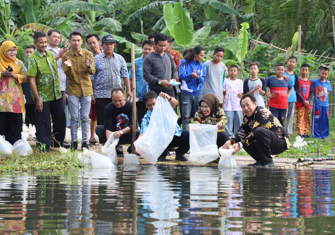 Bupati Serang Ratu Tatu Chasanah Tebar 150 Ribu Benih Ikan di Kawasan Bendungan Pamarayan Lama 