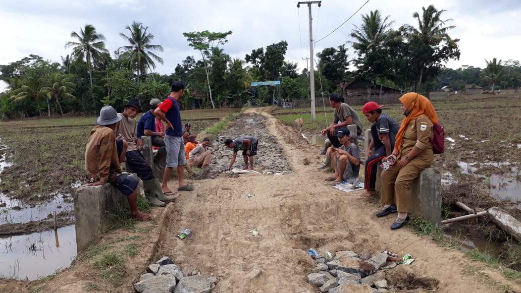 Warga Kecamatan Sindang Resmi Pandeglang perbaiki Jalan rusak dengan uang hasil Patungan