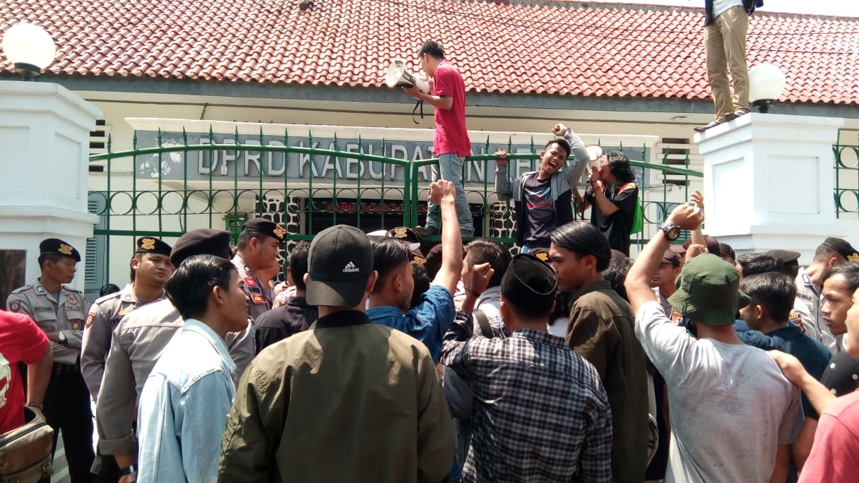 Kumala menggelar aksi unjuk rasa di Kantor DPRD Kabupaten Lebak, Selasa, 27 November 2018