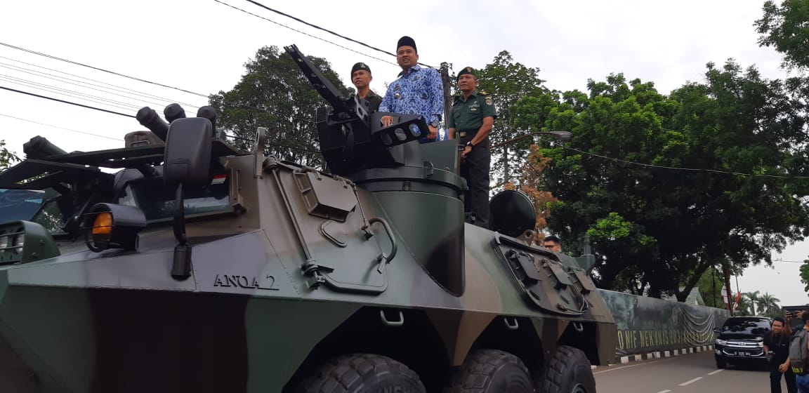 Peringati HUT Korpri ke-47, Wali Kota Tangerang Sapa Anggota Korpri Naik Panser