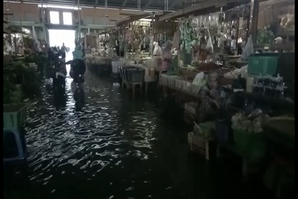  Kondisi Pasar Blok F saat terendam banjir