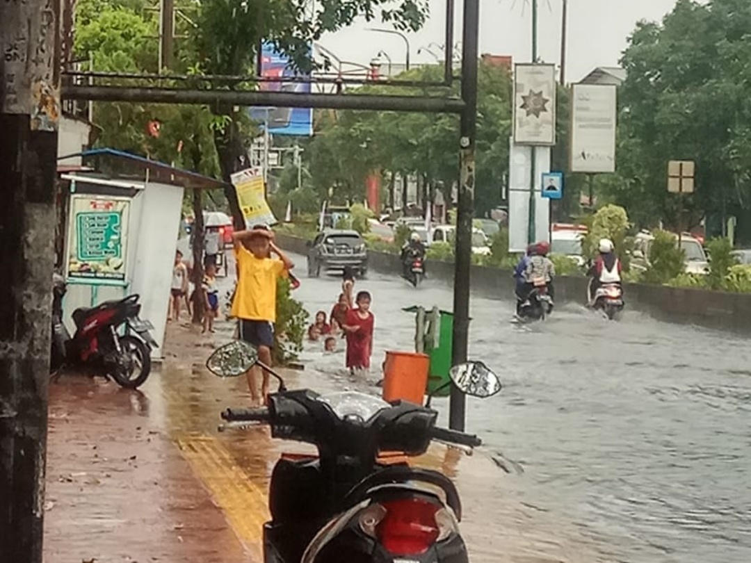 Hujan Dua Jam Sejumlah Titik di Kota Serang Banjir