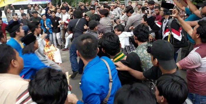 Aksi unjuk rasa mahasiswa saat Refleksi Satu Dekade Kota 
