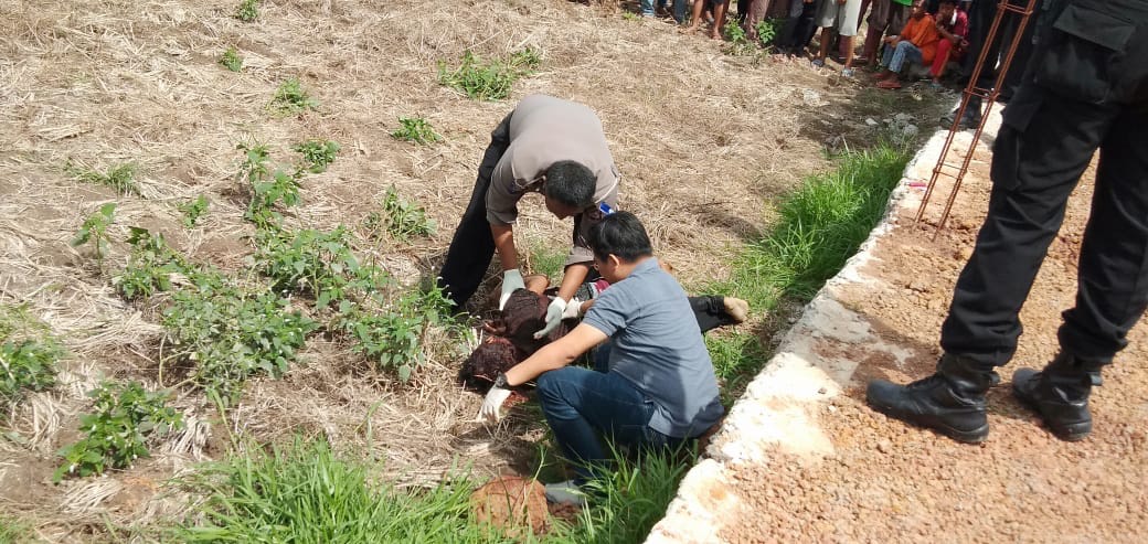 Pria Berbaju Batik Ditemukan Tewas dengan Leher Tergorok di Dekat Kantor Desa karang Anyar Mauk