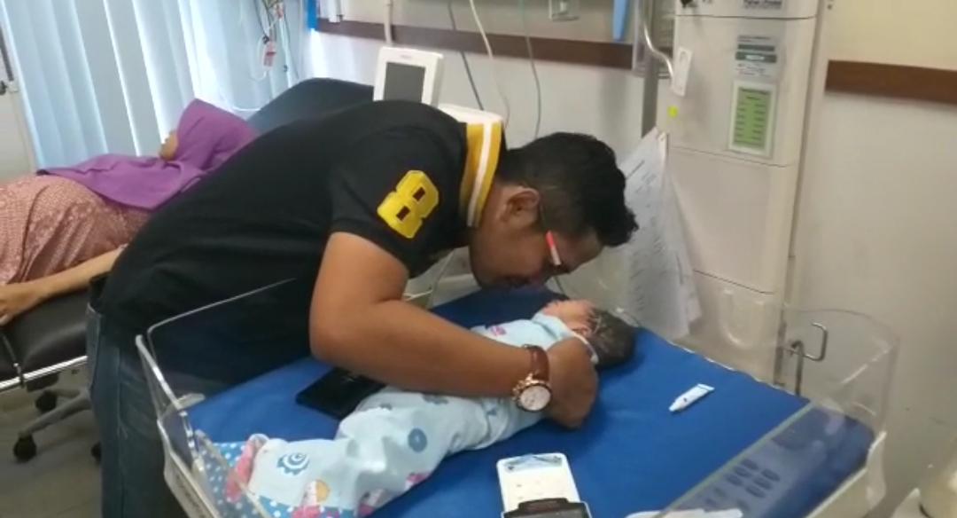 Satpol PP Evakuasi Pengidap Gangguan Jiwa yang melahirkan di Emperan Ruko Graha Cikokol, Bayinya Langsung Diazani