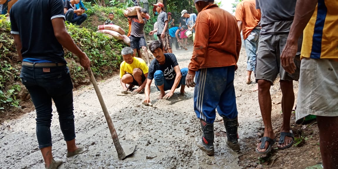 Jalan Penghubung Antar-Desa Rusak Tak Pernah Diperbaiki, Warga Kampung Hambur Pilih Gotong Royong