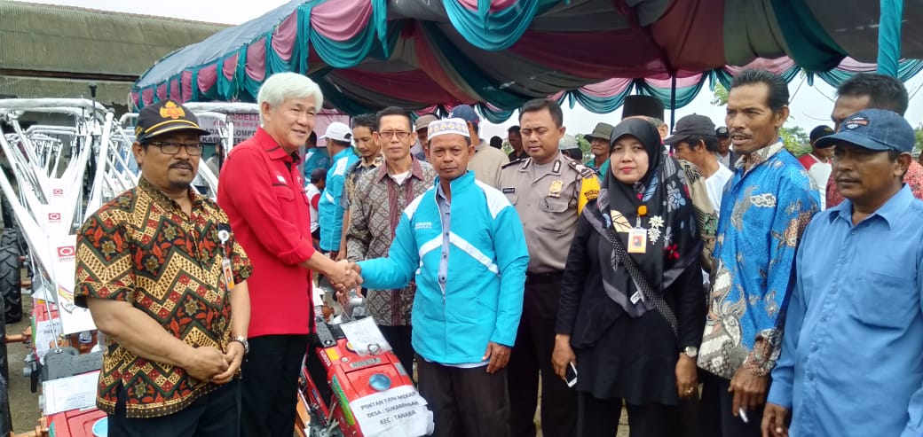 Anggota DPR RI F-PDIP Ichsan Soelistio bagikan handtractor bantuan Pemerintah ke petani di serang