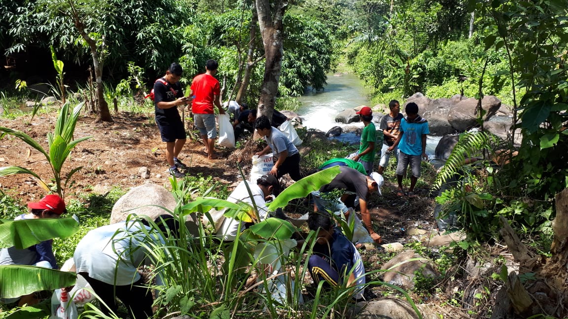 Saba Leuweung bersihkan Taman Hutan Rakyat