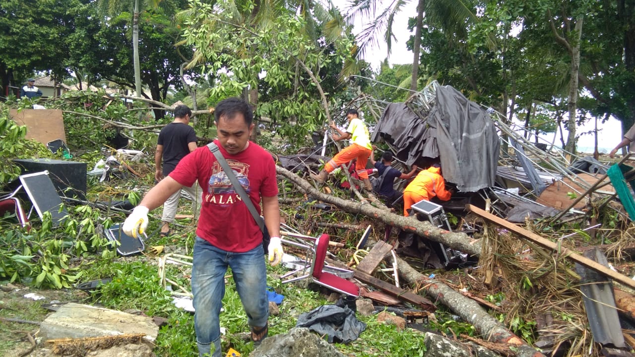 Proses evakuasi korban tewas tsunami di Tanjung Lesung