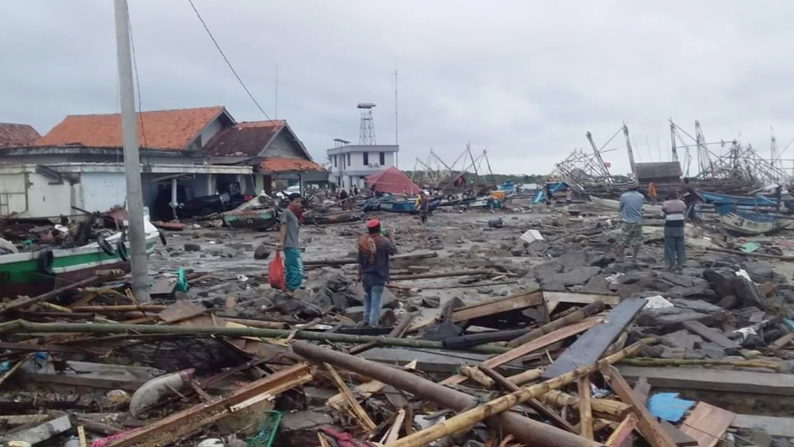 Korban Tsunami di Kecamatan Sumur Keluhkan Minimnya Tim Evakuasi dan Bantuan Logistik