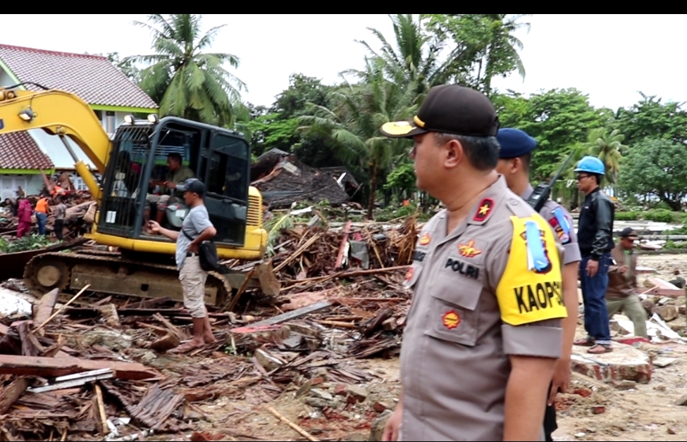 Kerahkan Pejabat Utama Polda Banten ke Lokasi Terdampak Tsunami, Tomsi Tohir Pimpin Evakuasi Korban