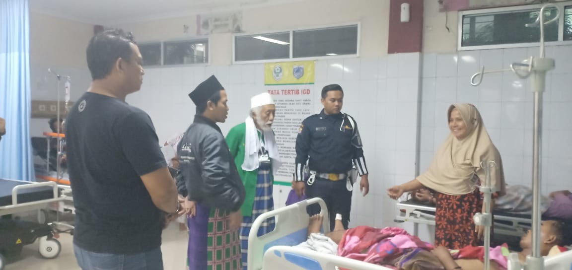 Abuya Muhtadi Dimyati kunjungi pasien korban tsunami di Pandeglang yang dirawat di RSUD Berkah.