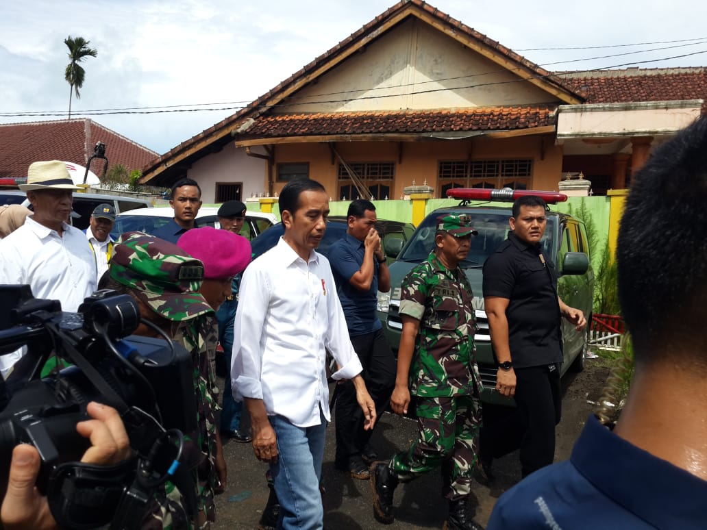 Jokowi Tinjau Penanganan Korban Tsunami di Labuan