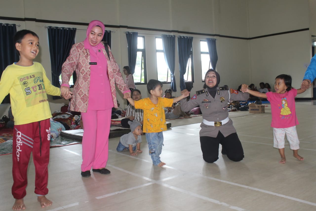 Baksos di Lokasi Tsunami, Bhayangkari Banten Lakukan Trauma Healing untuk Anak-anak Pengungsi