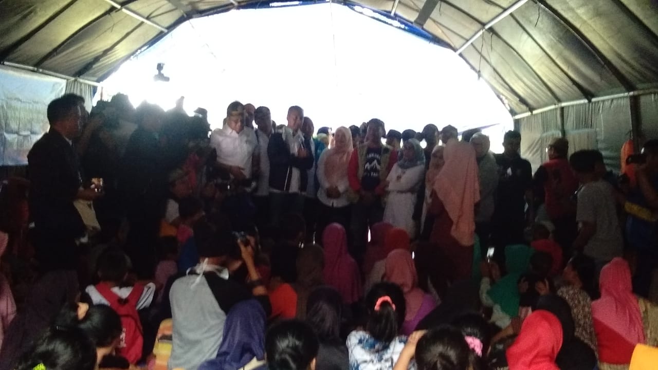 Duet Mensos dengan Bupati Pandeglang Nyanyikan Laskar Pelangi untuk Korban Tsunami