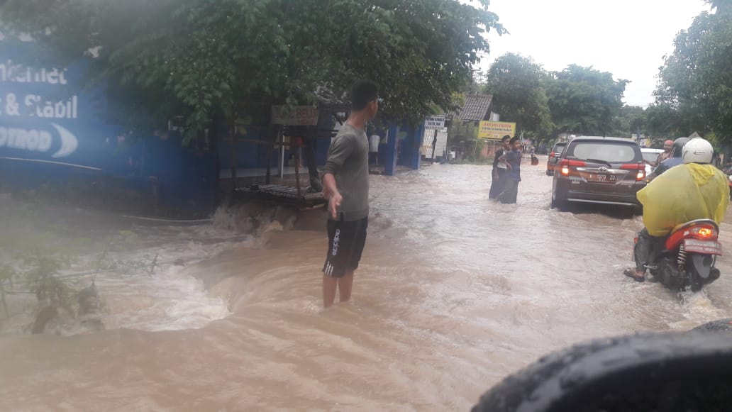 Sungai Ciluwung Meluap, Kemacetan Panjang Menyergap Jalan Raya Serang-Pandeglang