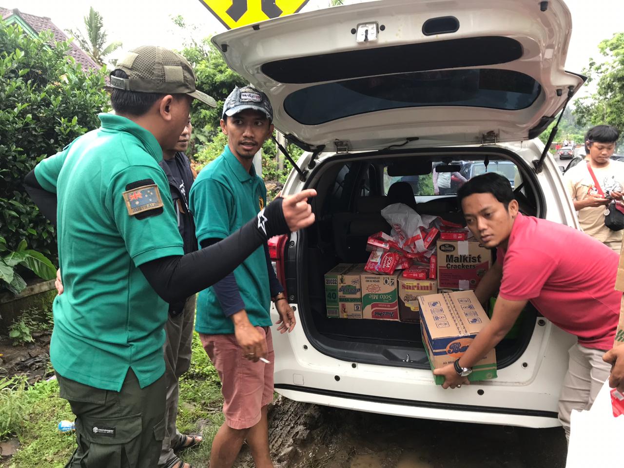 Bawa Logistik Senilai Rp 10 Juta, Ranger Banten Tim Pertama Salurkan Bantuan Tsunami ke Desa Paniis Pandeglang