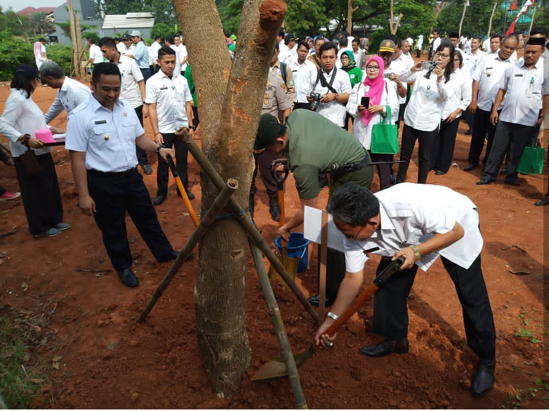 Wali Kota Tangerang Arief R Wismansyah beserta Camat Neglasari Ubaidillah Ansor tanam pohon