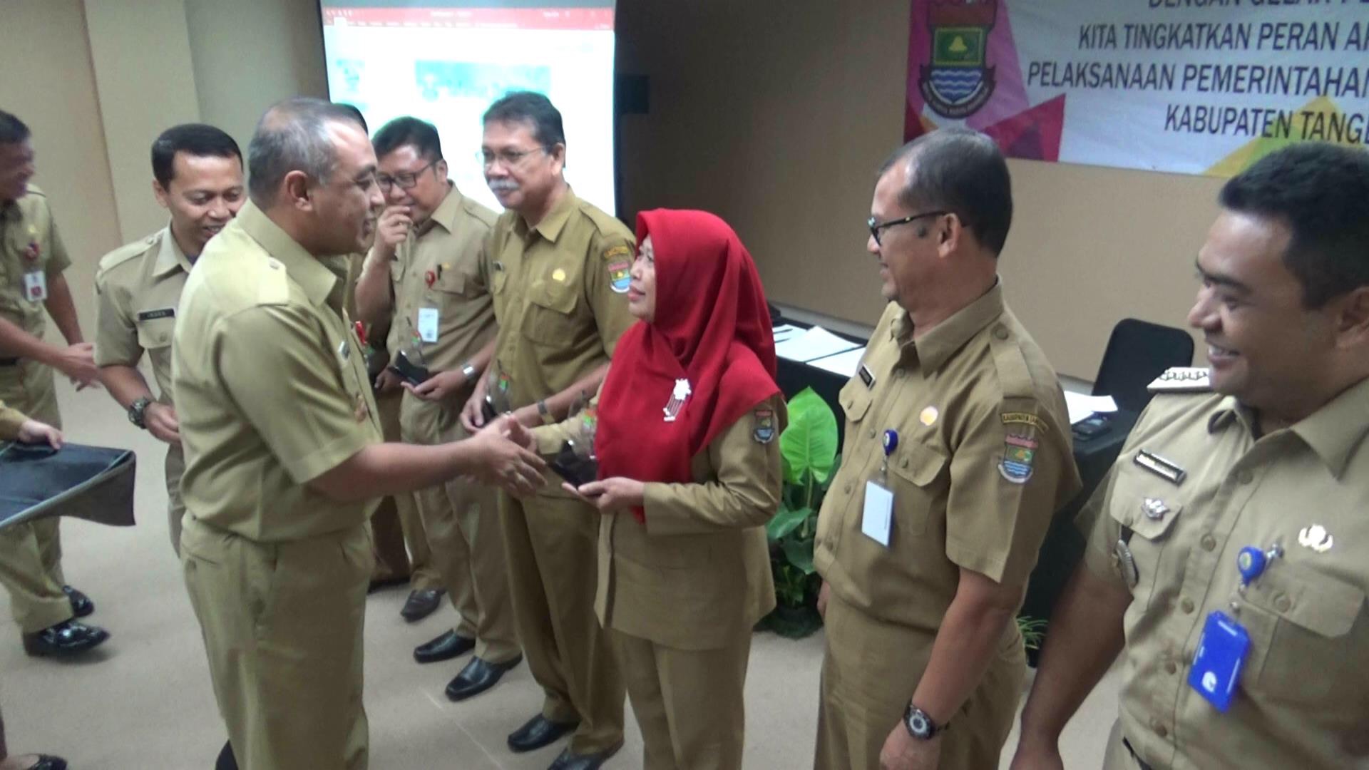 Bupati Tangerang Ahmed Zaki Iskandar berikan penghargaan kepada enam OPD