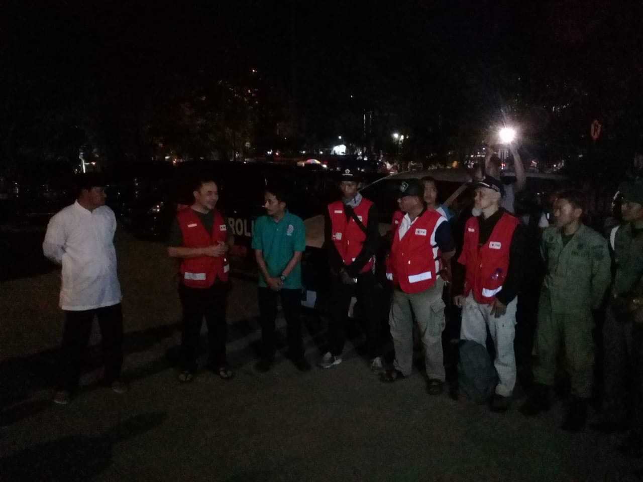 Malam-malam Sekda Kabupaten Tangerang Pimpin Keberangkatan Relawan