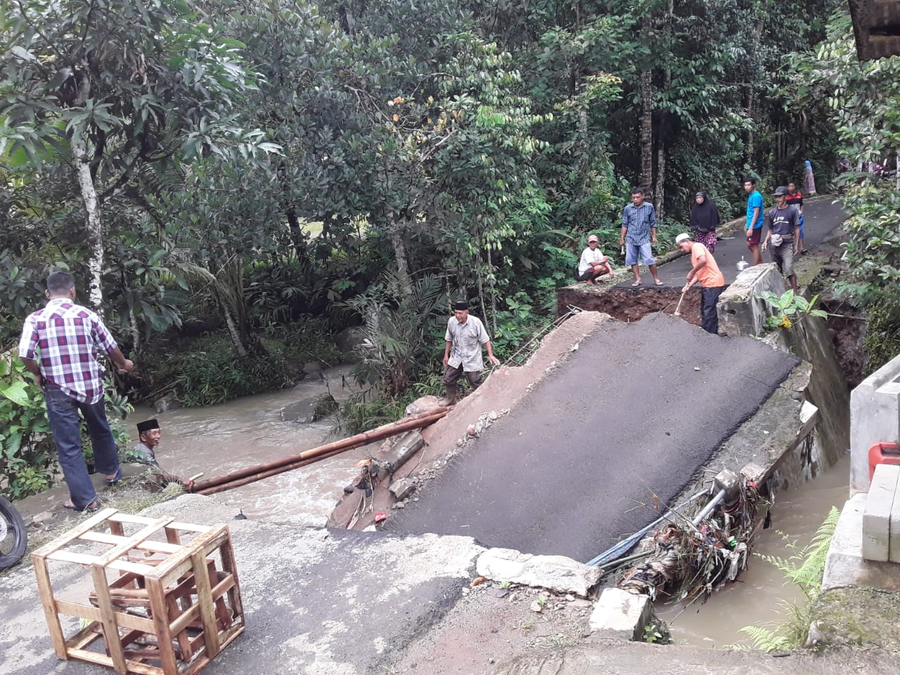 Jembatan Sepanjang 12 Meter Penghubung Empat Desa di Cisata Pandeglang Ambruk